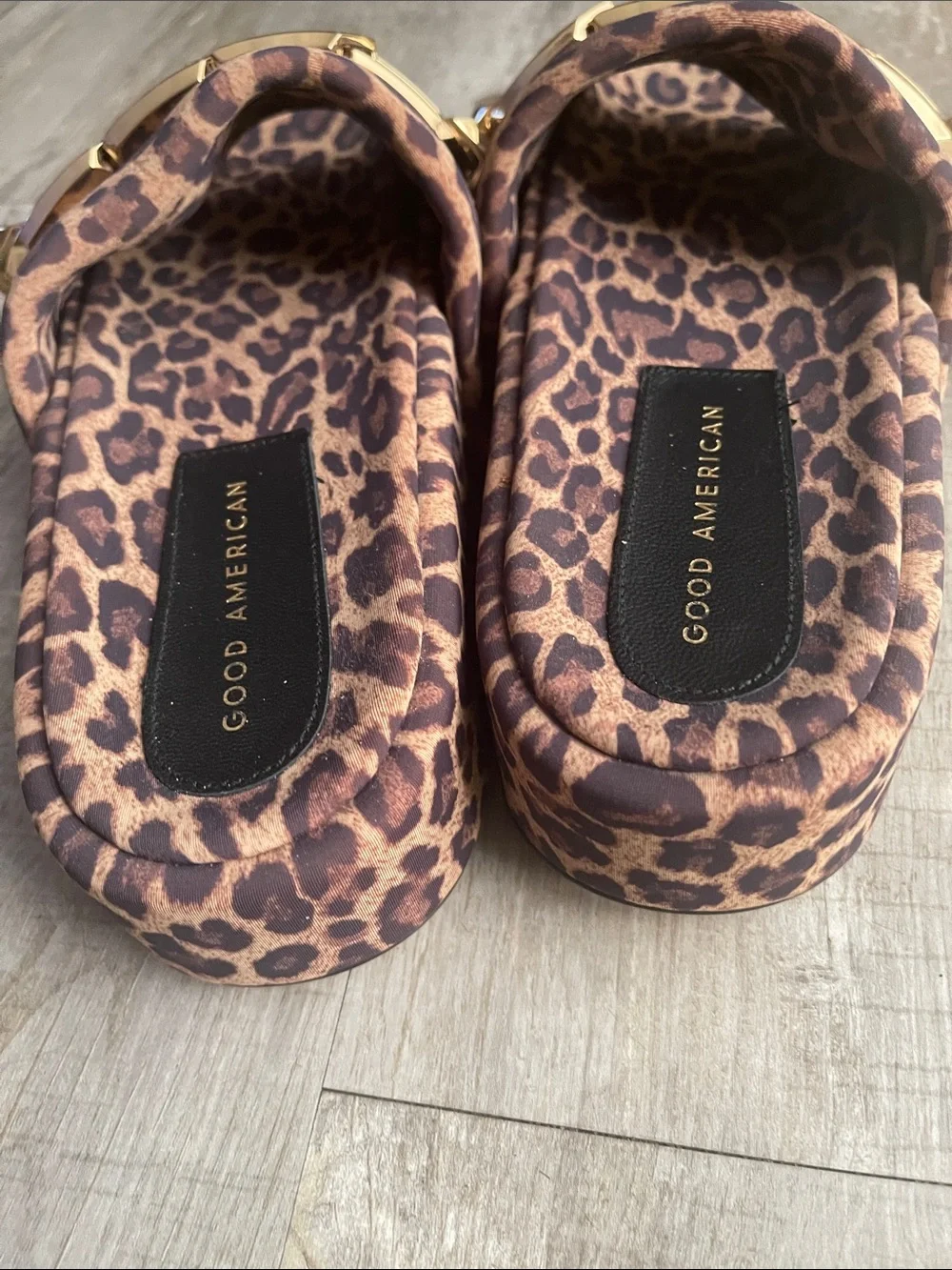 Good American NEW Leopard print with gold tone chain platform slides Size 8